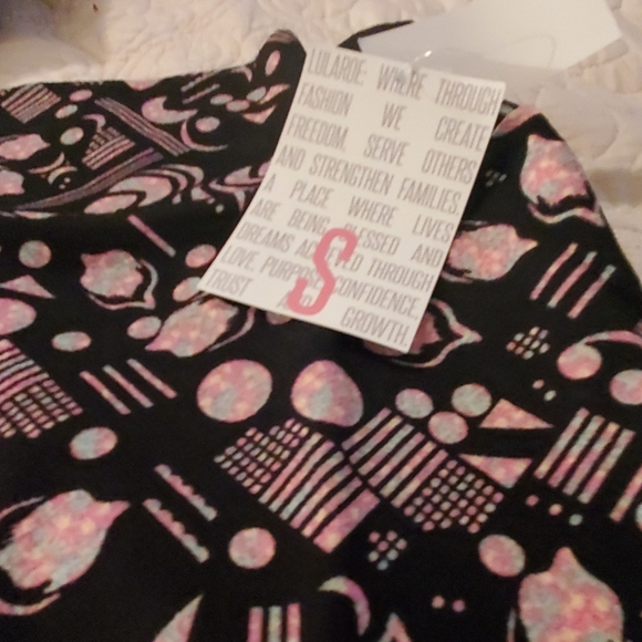 NWT SMALL LULAROE CASSIE SKIRT Black/ PRINT - Picture 3 of 4